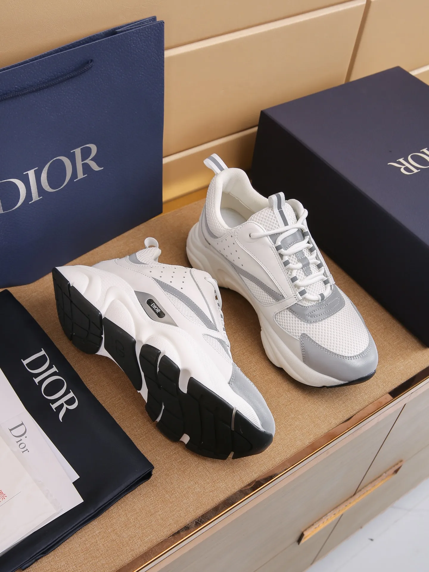Factory price: 460💰Dior’s top version of D’s b22 men’s sports shoes. Inspired by retro running styles, the chunky low-top silhouette features gray calf leather and blue and white mesh fabric uppers, atop a black, white and blue engraved rubber sole. Nylon ribbon accents the blue mesh tongue and heel counter, and a "dio~" logo appears on the side. Pair it with a suit for a striking contrast and add a sportswear-chic edge to your look. The thick sole can be about 4cm~ Size: 38-45, [46, 47 customized]